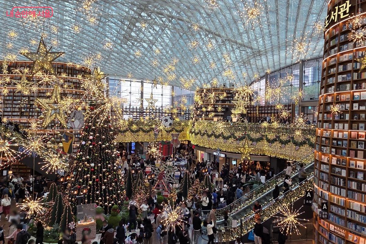 눈이 부시도록 아름다운 풍경이 펼쳐지는 '별마당 도서관' &copy;김미선