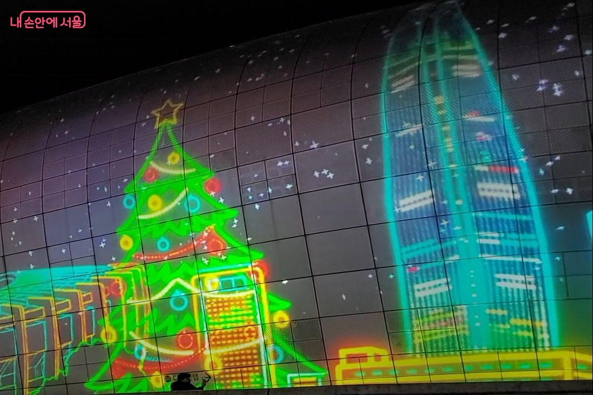 'MERRY BEAT SEOUL' 테마 중 서울의 주요 관광지의 크리스마스 느낌 가득한 모습을 감상할 수 있다. &copy;이동영