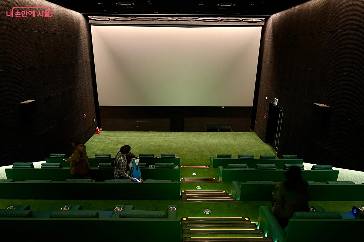리클라이너석에서 관람할 수 있는 3관 상영관 내부 ©김미정
