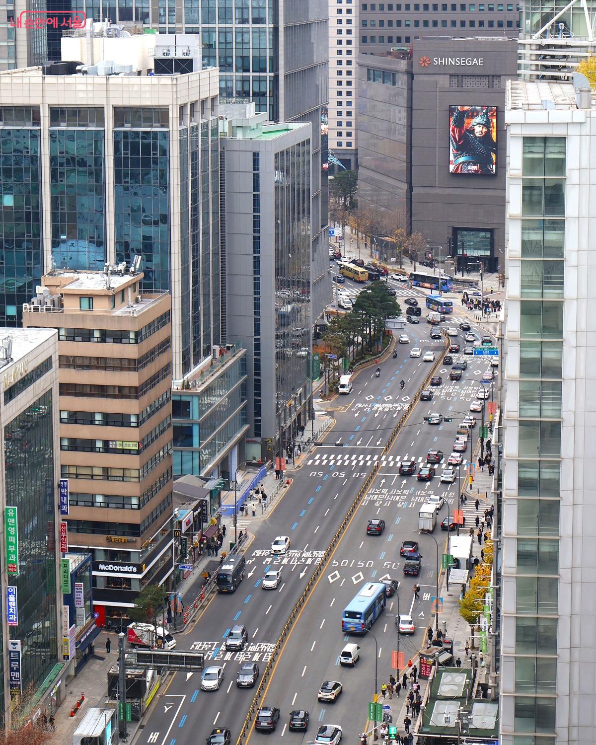 명동 거리를 조망하며 피로를 풀고 재충전하는 경험을 할 수 있다. ©이봉덕