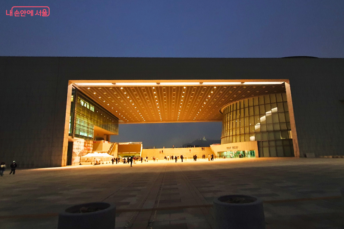 밤이 되면 더 웅장해지는 열린마당의 황금빛 건축미 ©양정화