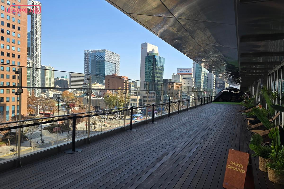 5층 하이커 라운지는 청계천을 조망하며 잠깐 쉬었다 가기 좋게 꾸며졌다