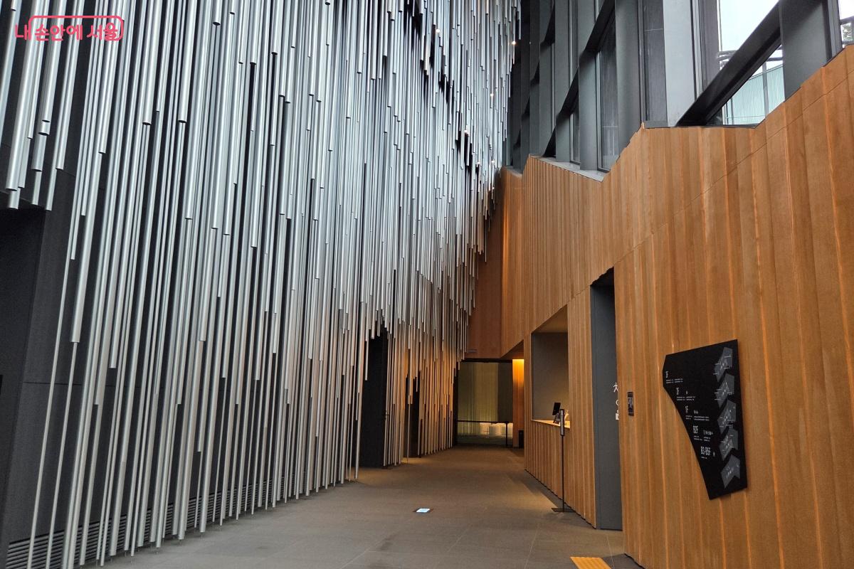 편백나무와 파이프가 어우러진 내부 모습 &copy;김미선