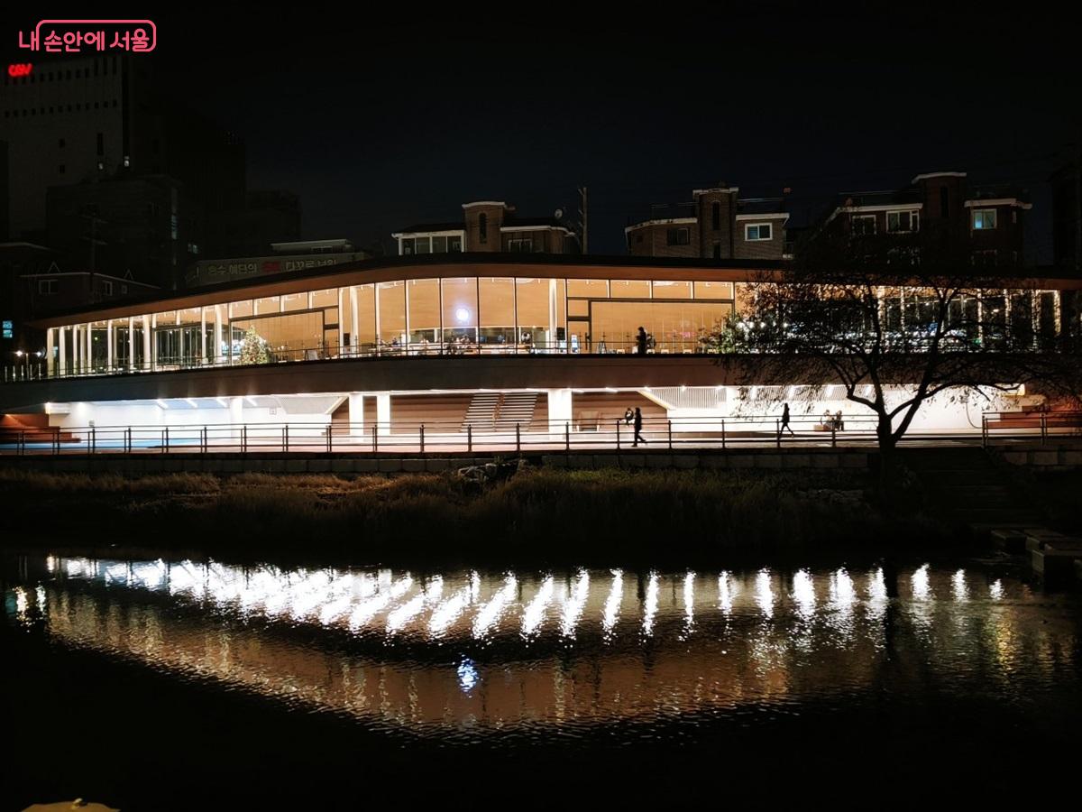 서울시 수변활력거점 사업으로 조성된 우이천 &lsquo;재간정&rsquo; &copy;김병규