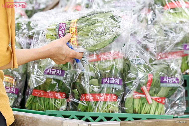 서울의 한 마트에서 시금치를 살펴보는 시민