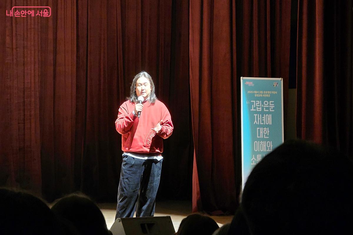 &lsquo;안무서운회사&rsquo; 유승규 대표가 강연을 하고 있다. &copy;김윤경