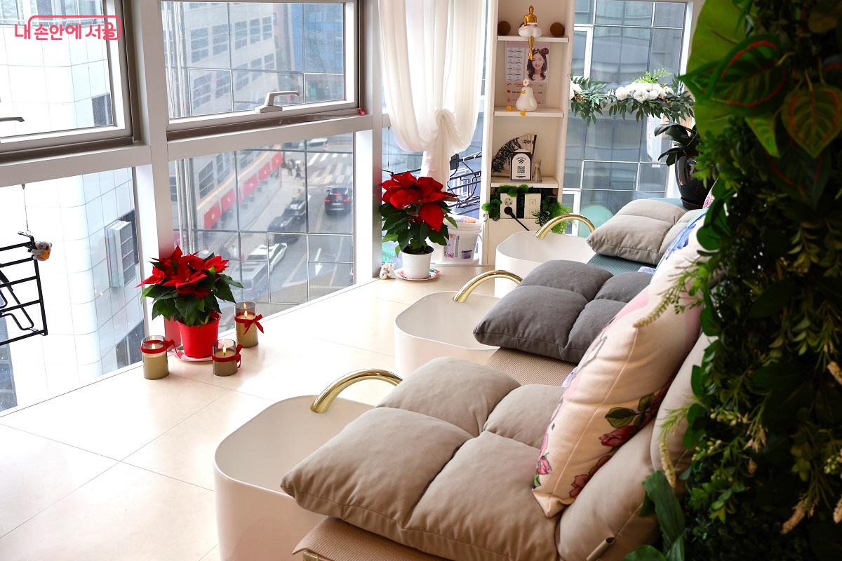 명동뷰티는 서울 명동의 하늘과 거리를 바라보며 족욕을 즐길 수 있는 독특한 공간이다. ©이봉덕 