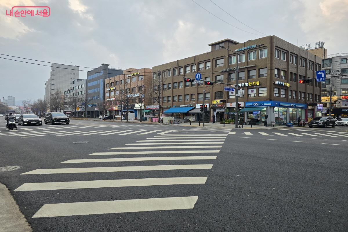 송파초등학교 앞 교차로에 설치된 대각선 횡단보도 ©조수연