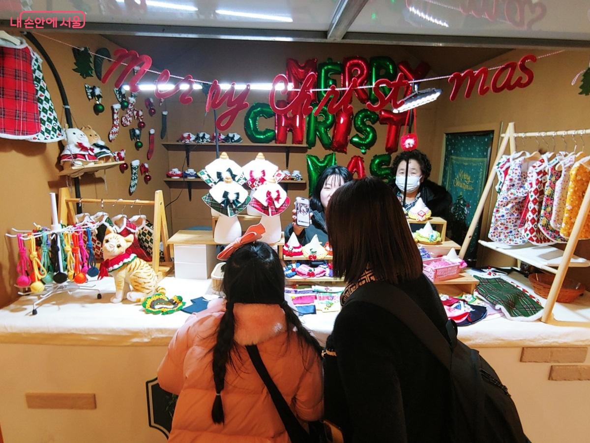 광화문 마켓에서는 아기자기한 크리스마스 소품을 판매 중이다. ©엄윤주