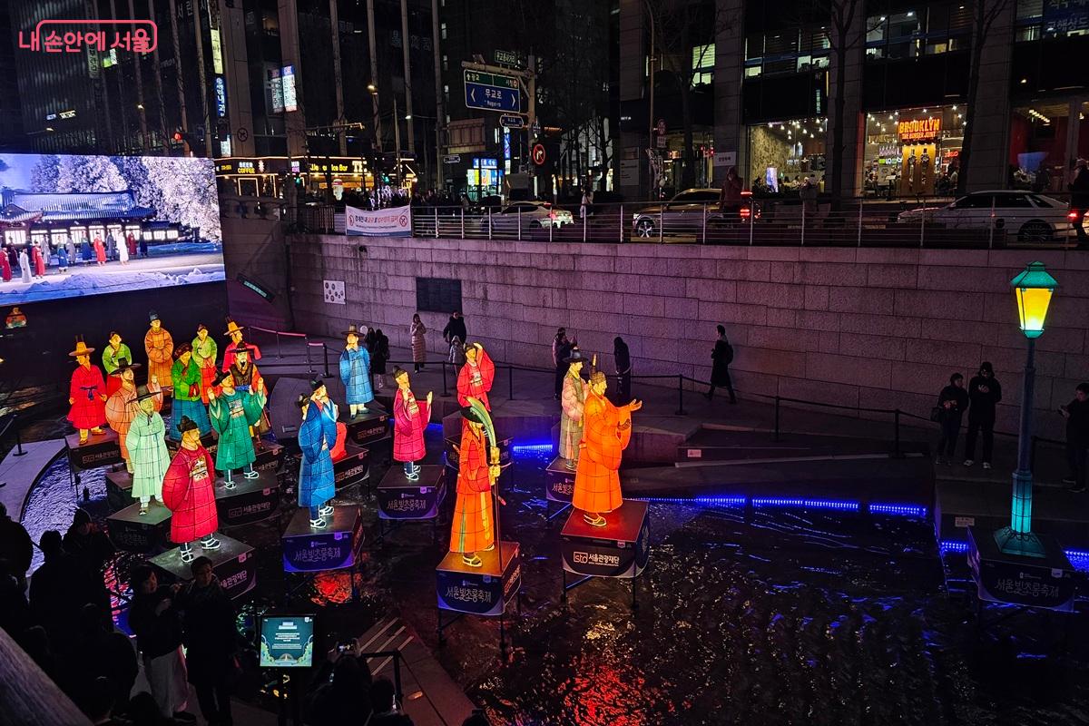 화려한 축제를 즐기는 시민들 &copy;권연주