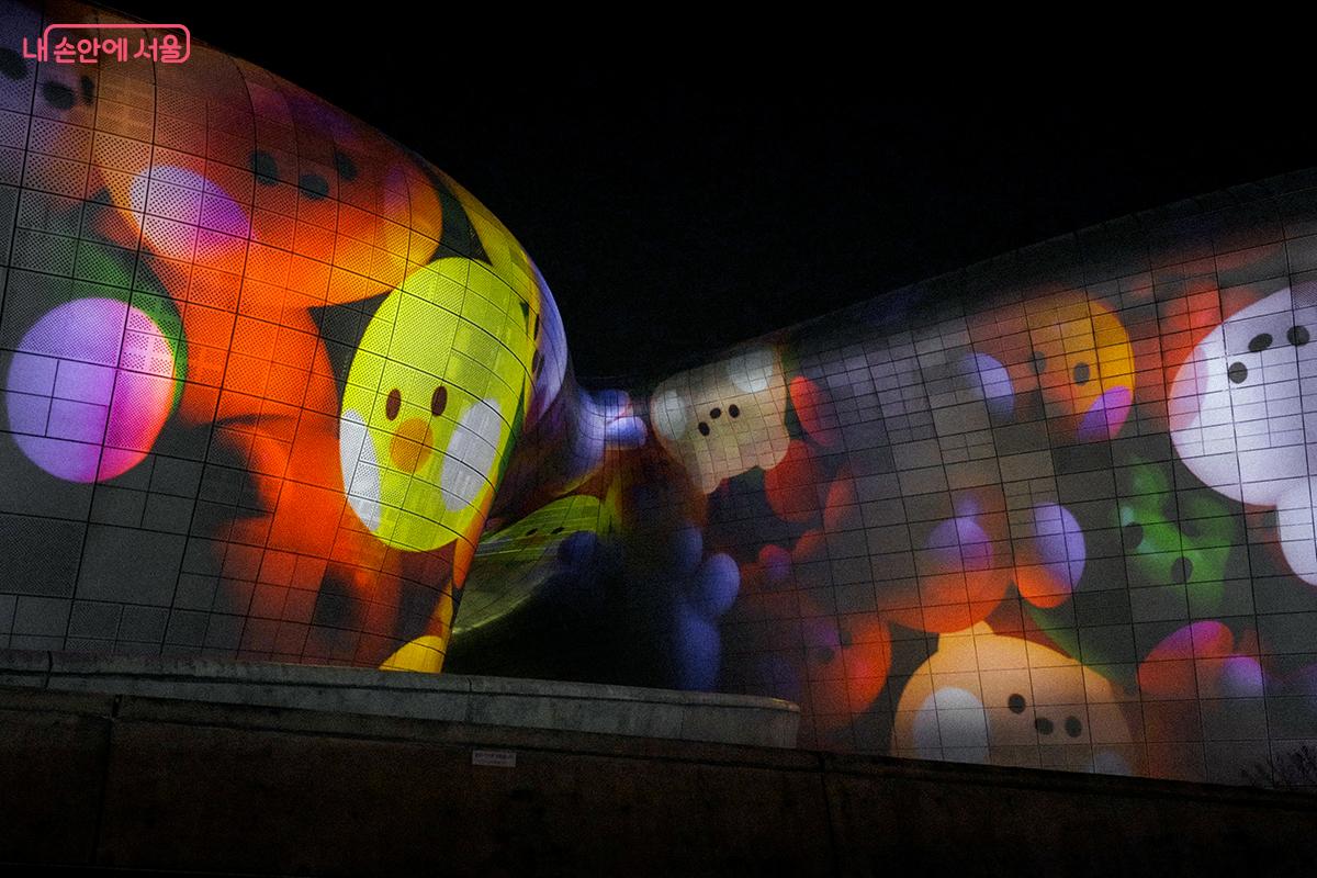 &lsquo;서울 위드 라인프렌즈&rsquo;에서는 친숙한 캐릭터가 등장해 한층 포근한 분위기를 더한다. &copy;김아름