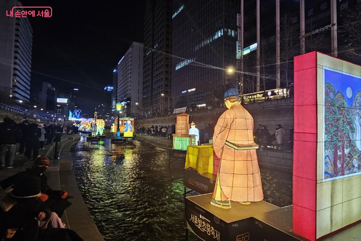 광통교 방향으로 이어지는 &lsquo;옛빛+ 최초의 전화기&rsquo; &copy;김도희