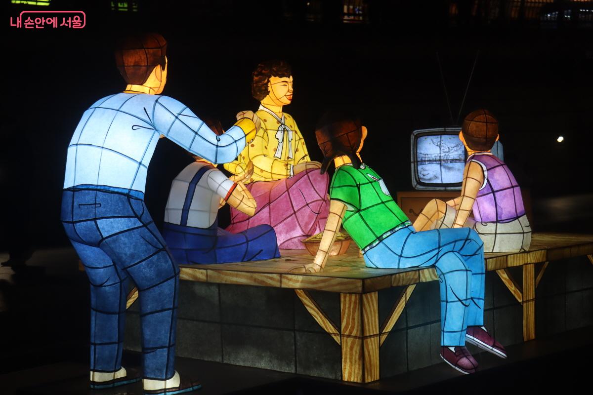 온 가족이 TV를 보는 모습을 표현했다. &copy;조송연