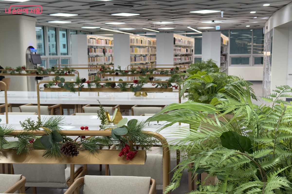 4층에 위치하고 있는 우면도서관 일반열람실 &copy;이하늘