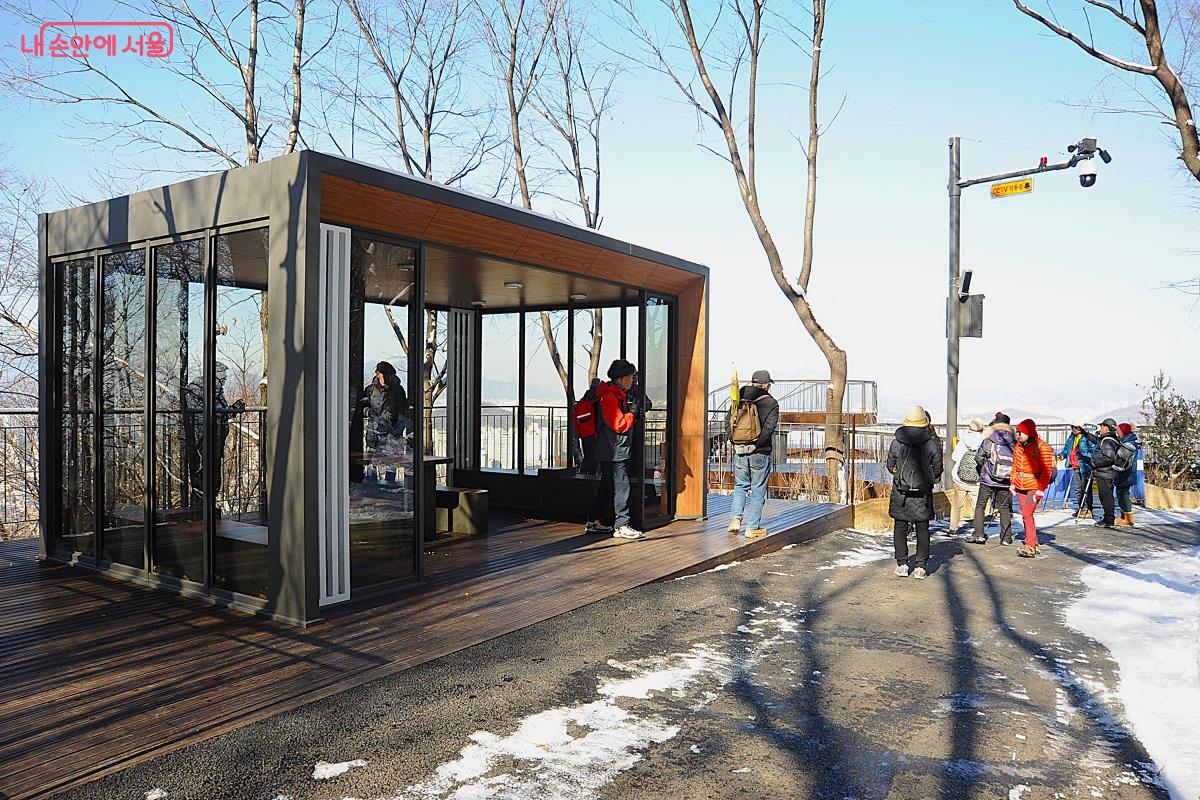 전망대 옆에 설치한 쉘터는 탐방 중 쉼터로 이용하기에 적격이다. &copy;조수봉