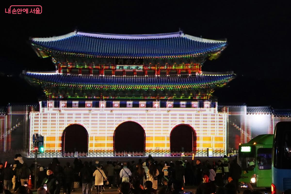 광화문을 &lsquo;빛과 사운드의 건축&rsquo;으로 재해석한 미디어파사드 작품도 만날 수 있었다. &copy;정향선