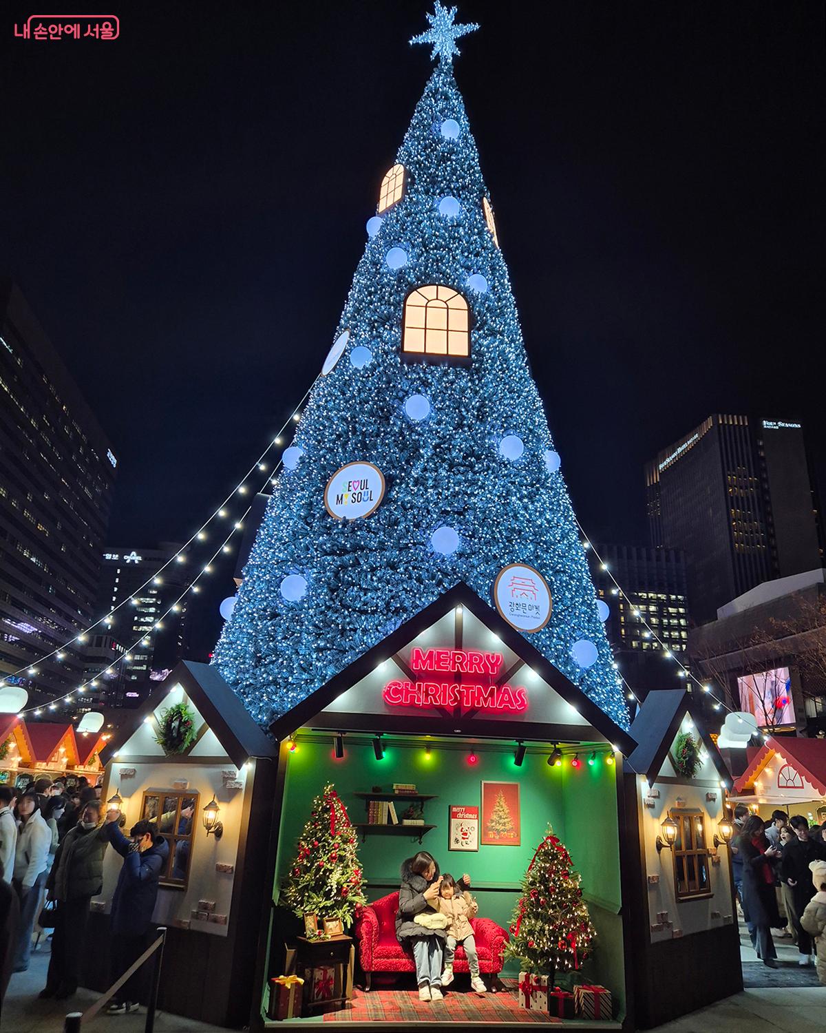 광화문광장 한가운데 세워진 대형 크리스마스 트리와 포토존에서 추억을 남기는 시민들의 모습 &copy;이혜숙