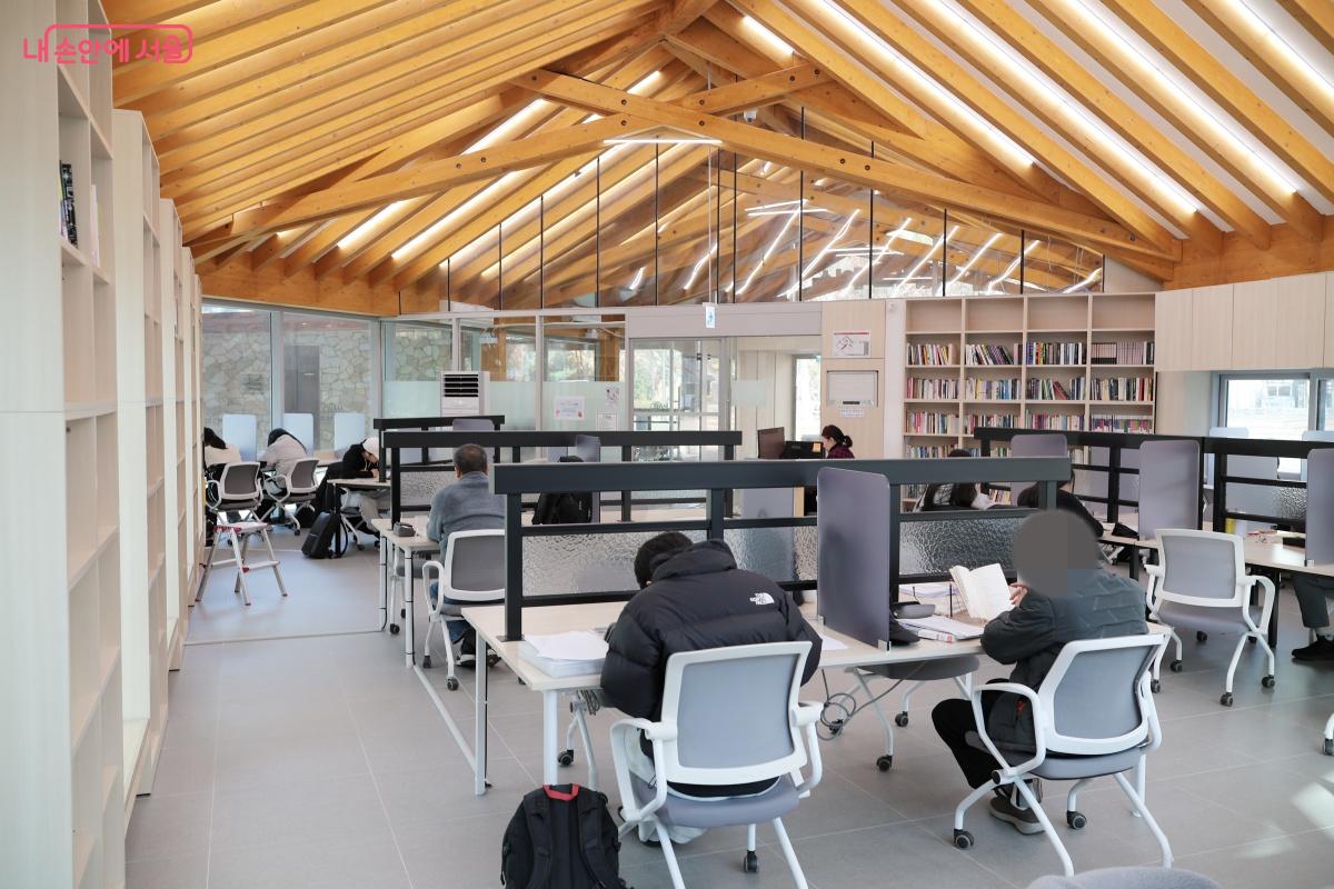 이른 아침 시간에도 독서, 학습을 위해 많은 사람들이 방문했다. ©노윤지