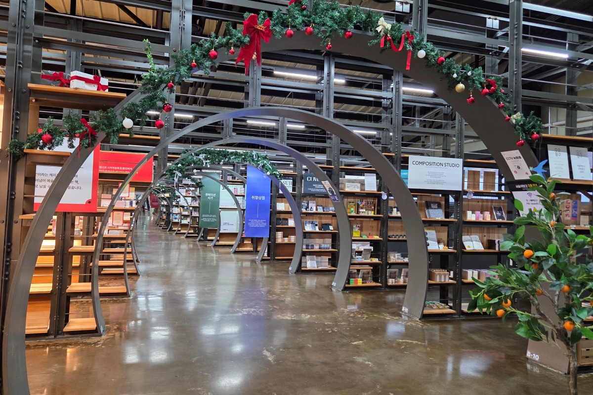 헌책방에서 취향저격 큐레이션 서가로 변신한 &lsquo;서울책보고&rsquo; 