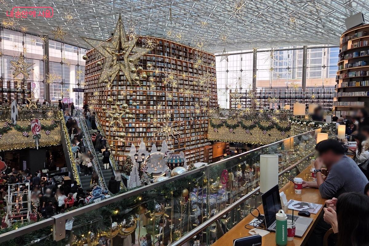 크리스마스 분위기의 풍경을 보는 것만으로도 시간 가는 줄 몰랐다. &copy;김미선