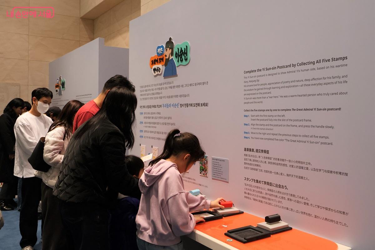 전시관 입구에 자리한 어린이를 위한 &lsquo;배움공간&rsquo;, 어린이 관람객은 이순신의 삶에 대해 질문하고, 탐색하며 새로운 경험을 하게 된다. &copy;이봉덕