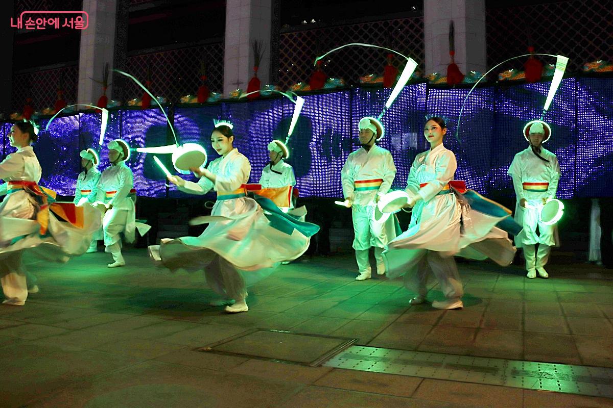 창작 한국무용의 절제된 아름다움이 광장을 사로잡고 있다. &copy;정향선