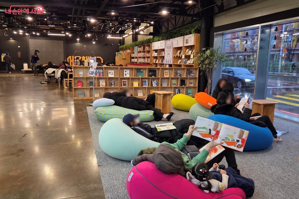 책방살롱 코너는 서울책보고와 지역 서점이 함께하는 상생 프로젝트였다. &copy;김미선