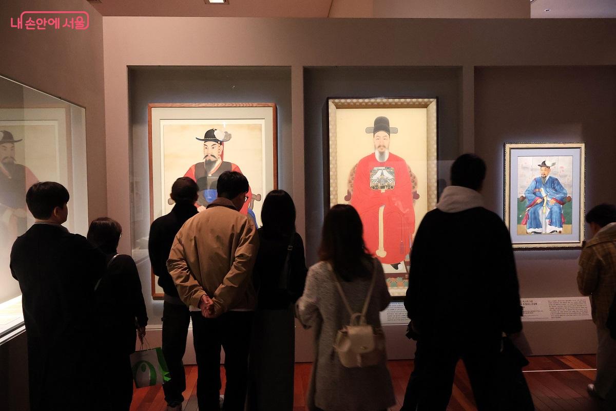 왼쪽부터 이상범이 그린 충무공 초상화, 장우성이 그린 정음 충렬사의 이순신 영정, 스코틀랜 키스그 그린 이순신으로 추정되는 초상화 &copy;이봉덕