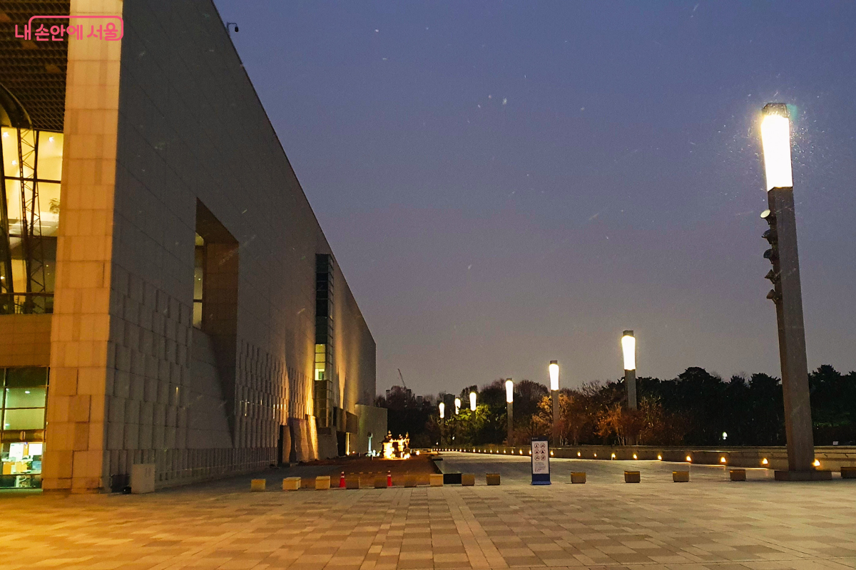 은은한 조명 아래 산책하기 좋은 국중박 야외 전시장 ©양정화