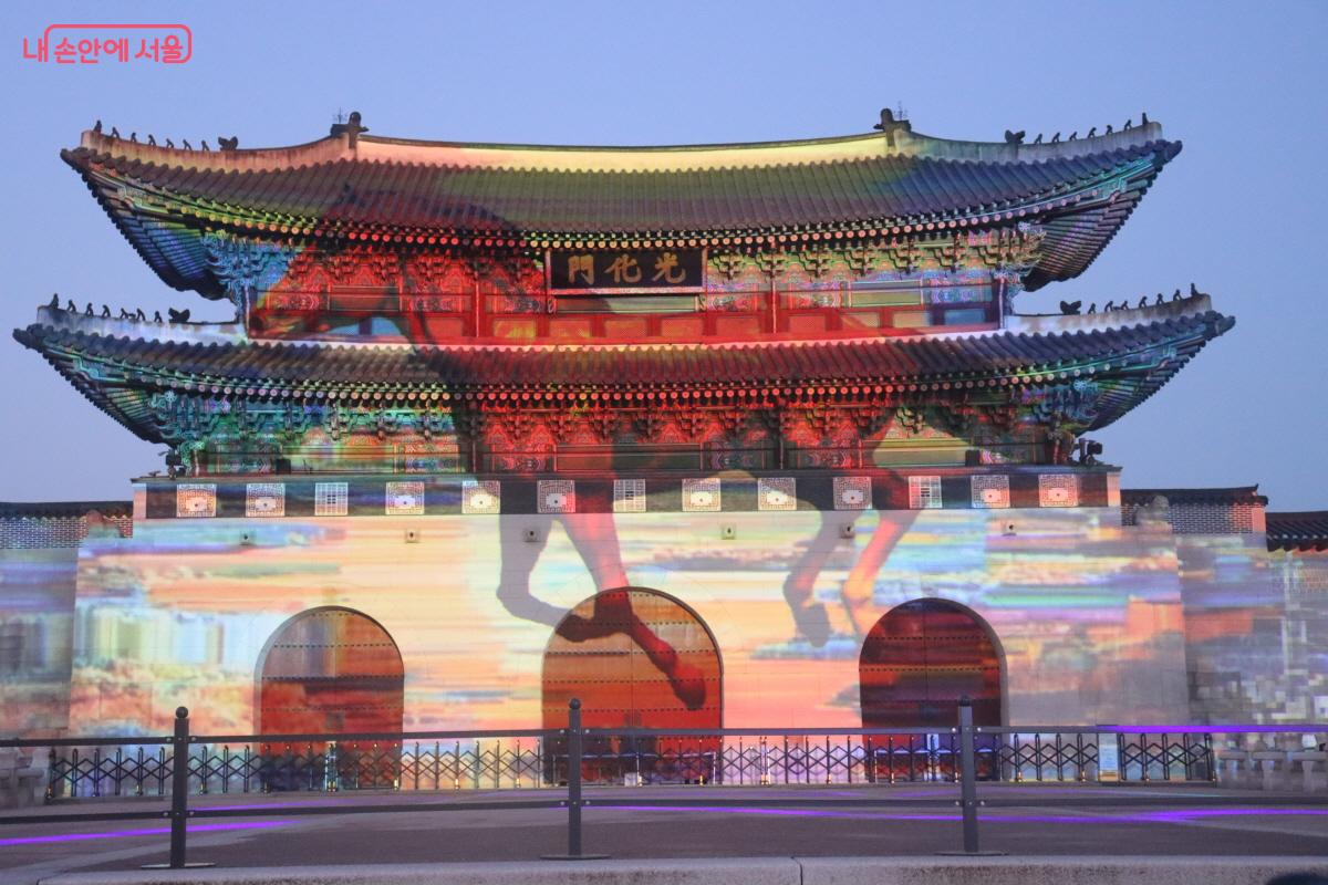 붉은 말이 화면을 가로지르며 질주하는 장면