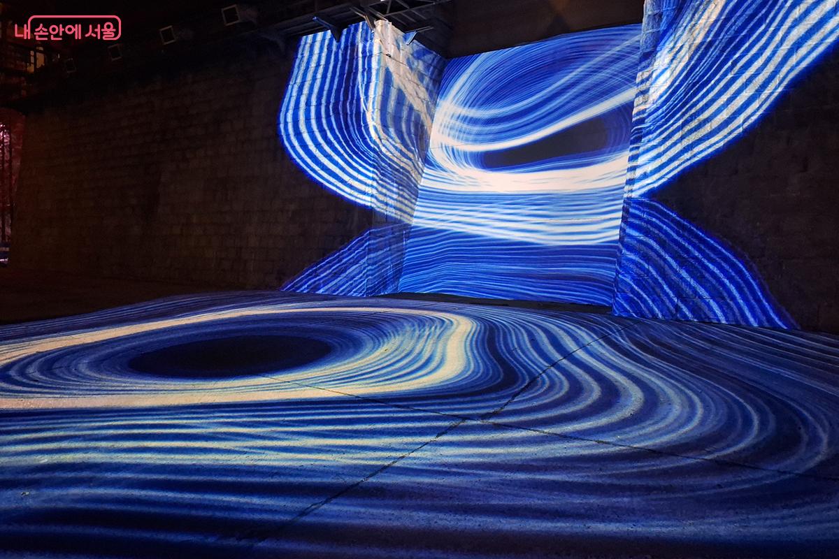 작품을 감상하다 보면 시간과 공간을 초월하는 깊은 사색의 순간으로 빠져들게 된다. ©정향선