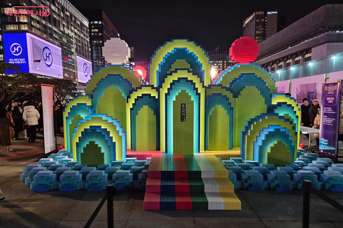 '일월오봉도'를 배경으로 사진을 찍을 수 있는 포토존 &copy;이혜숙