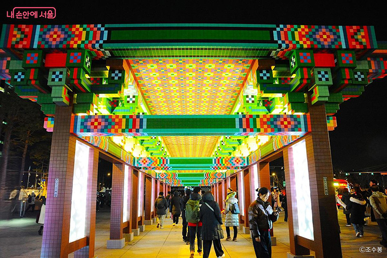 서울라이트 광화문은 미디어파사드 뿐 아니라, 단청구조물, 일월오봉도 등의 콘텐츠로 인기를 끌고 있다. 