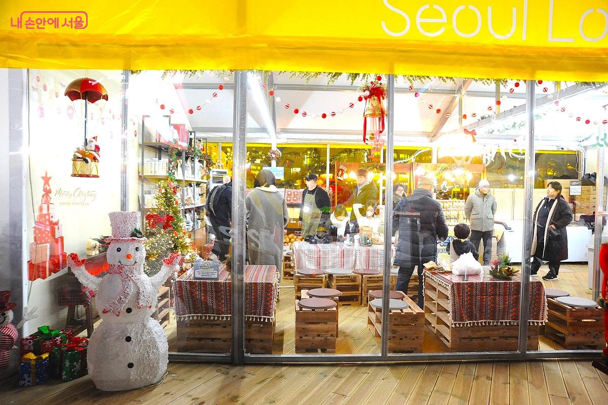 스케이트장에는 &lsquo;서로장터(직거래장터)&rsquo;가 &lsquo;로컬마켓존&rsquo;으로 확대 운영 중이다. &copy;조수봉