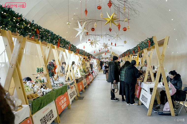 크리스마스 감성을 담은 소품 등을 판매한다.