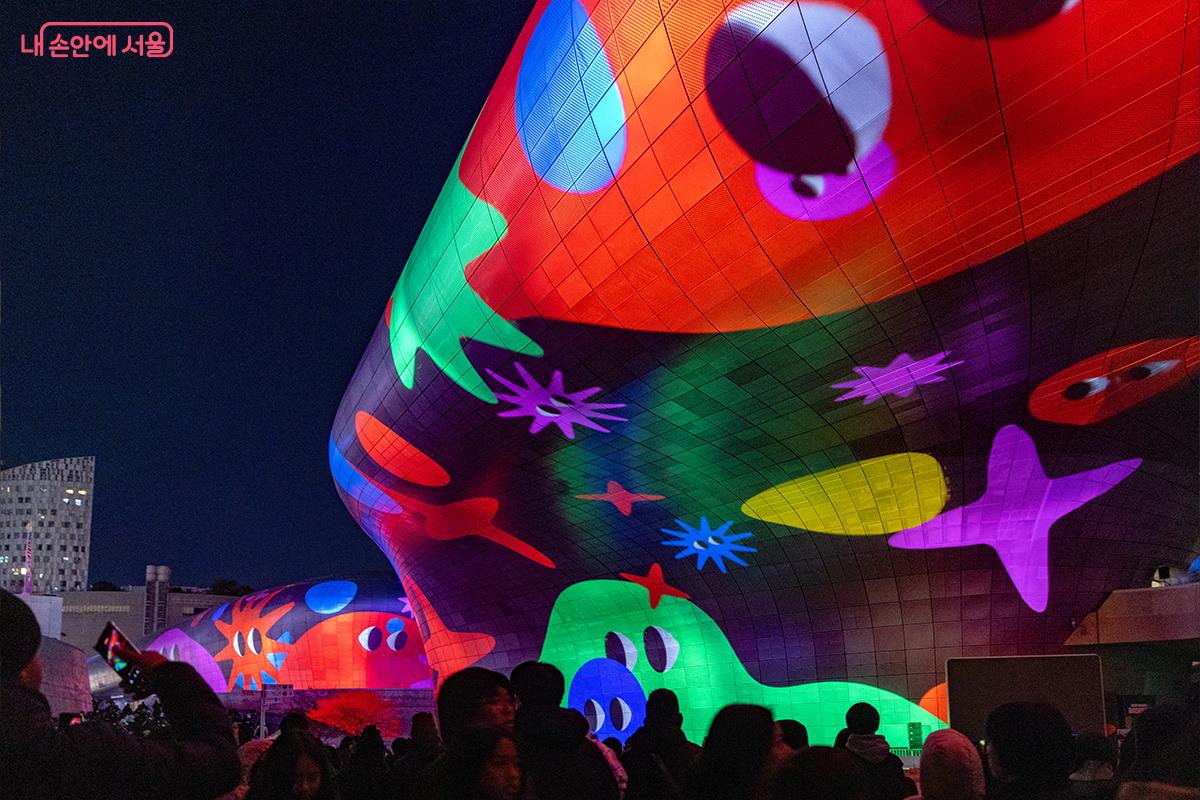 해치 패턴이 더해진 DDP 외벽 미디어아트 ©장신자