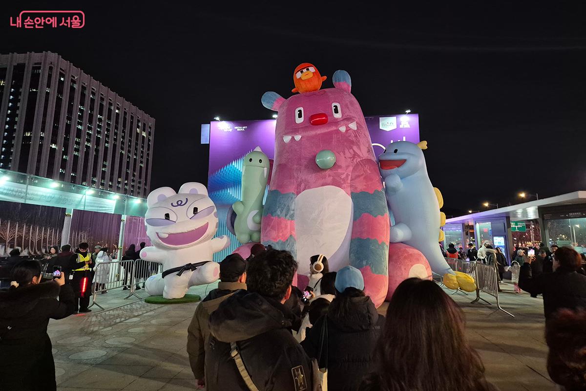 해치와 친구들 모형 앞에서 기념 사진을 찍는 시민들의 모습 &copy;백승훈