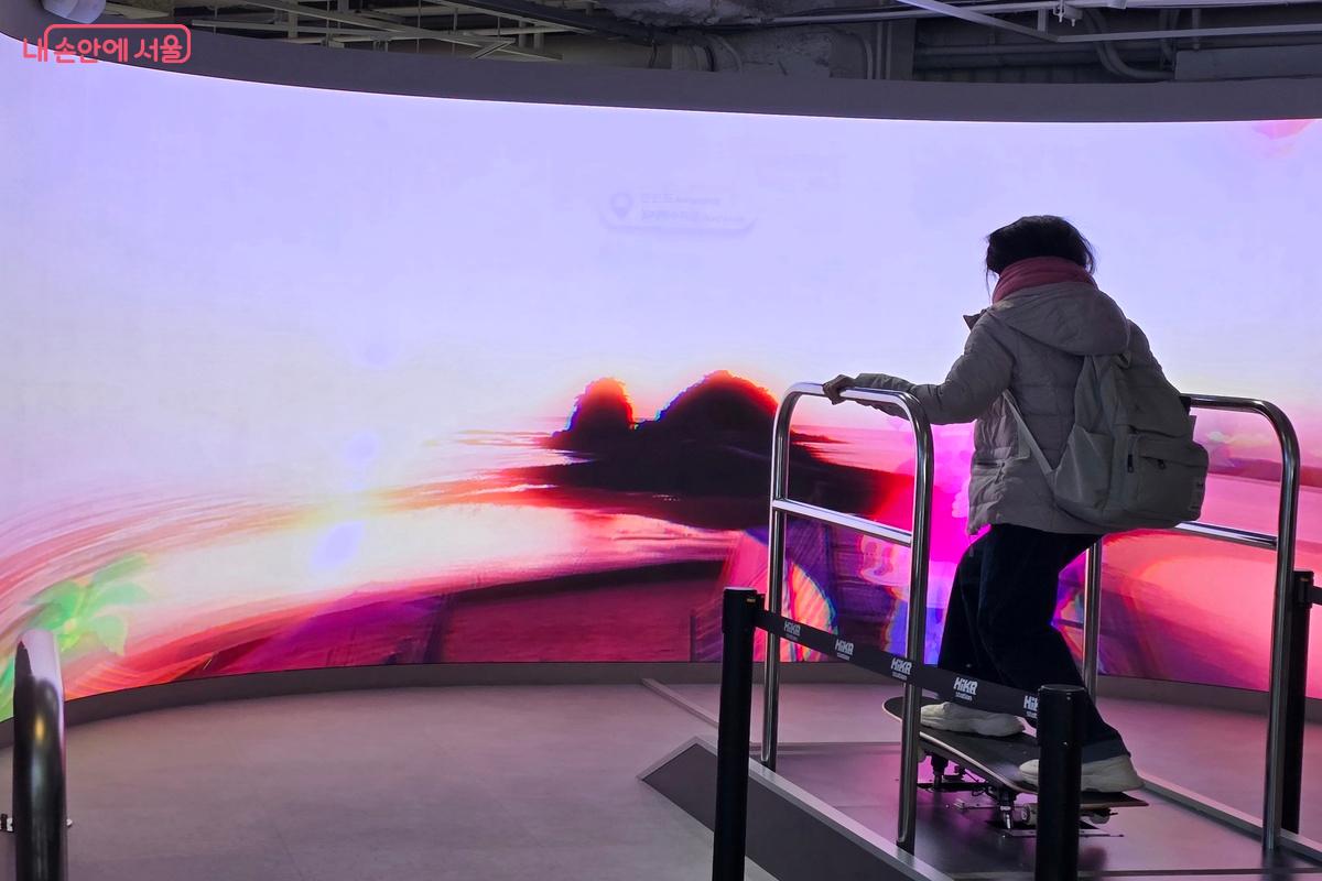 직접 체험하면서 동영상으로도 남기며 추억을 저장해볼 수 있다. &copy;김은주