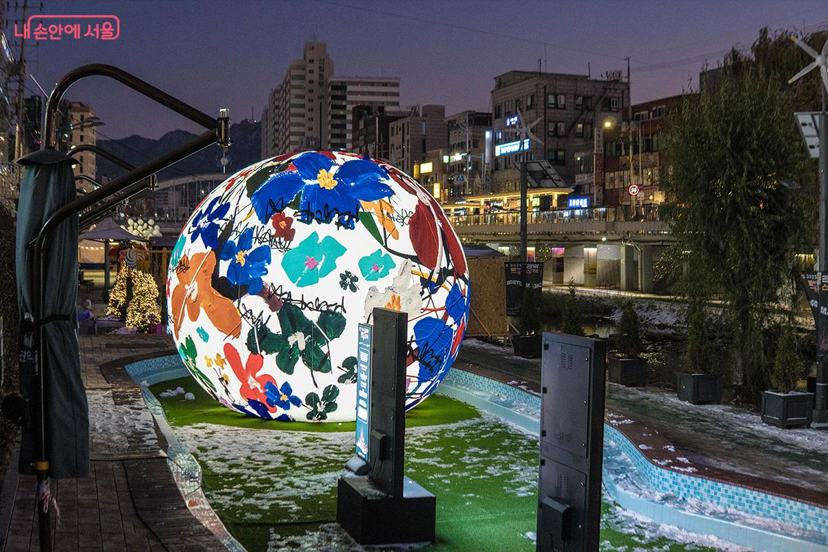 가수 겸 작가 김창완의 '컬러 오브 더 화이트' 조형물