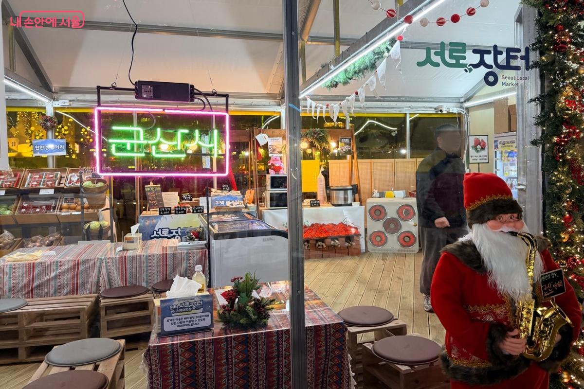 로컬 마켓존을 운영하여 지역 대표 농특산물을 살펴볼 수 있다. ⓒ노윤지