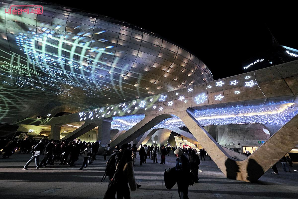 미래로 다리에서 반짝이는 'DDP 루미나리에' 포토존 &copy;이정민