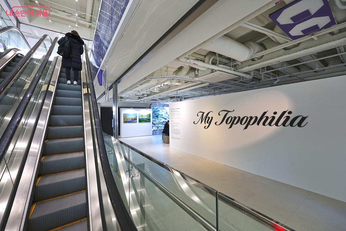 하이커 그라운드 2층, 4층, 5층에서 사진전을 감상할 수 있다. ©김주연