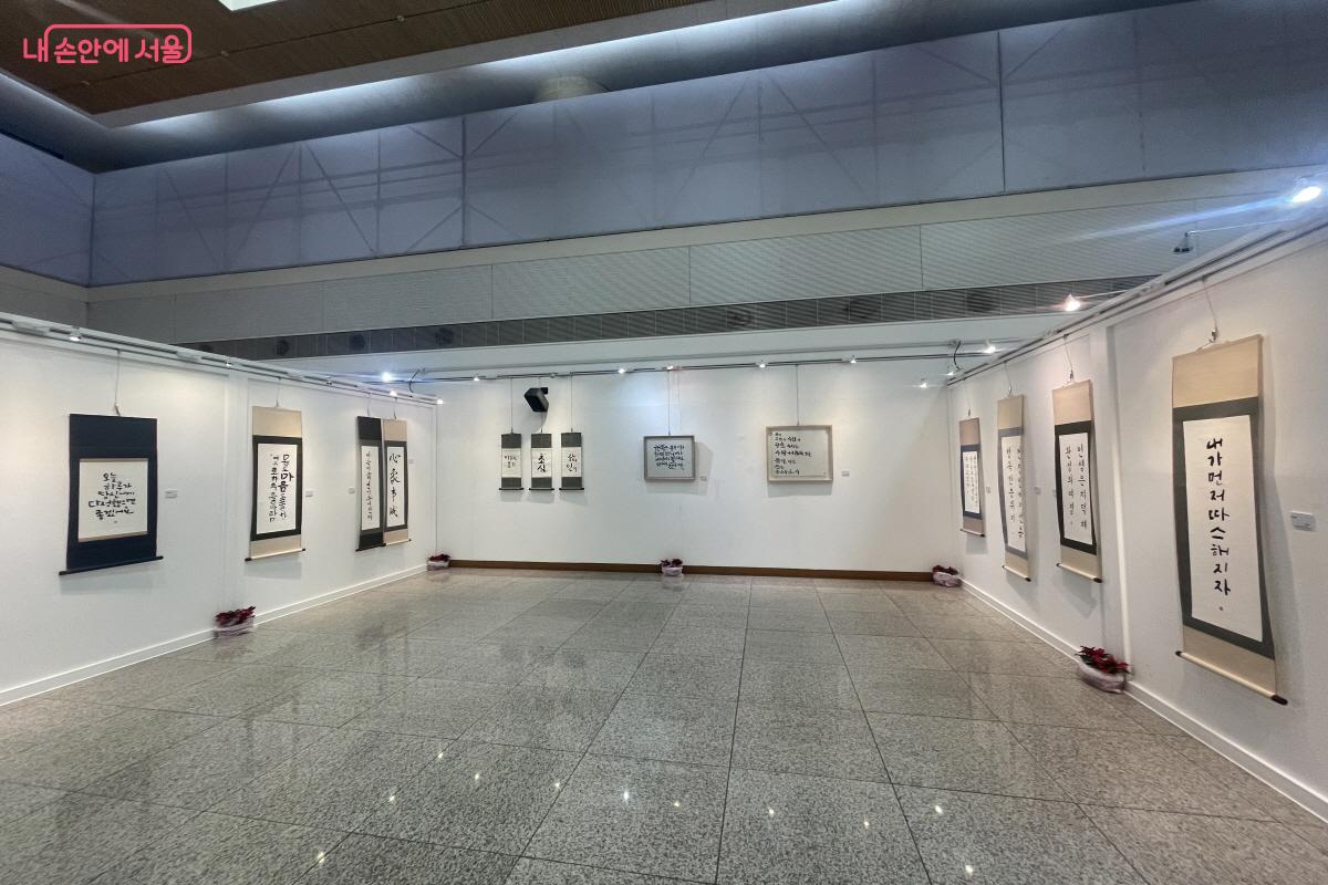 동자동 주민작가들의 온기가 담긴 캘리그래피 작품들 ©이정민