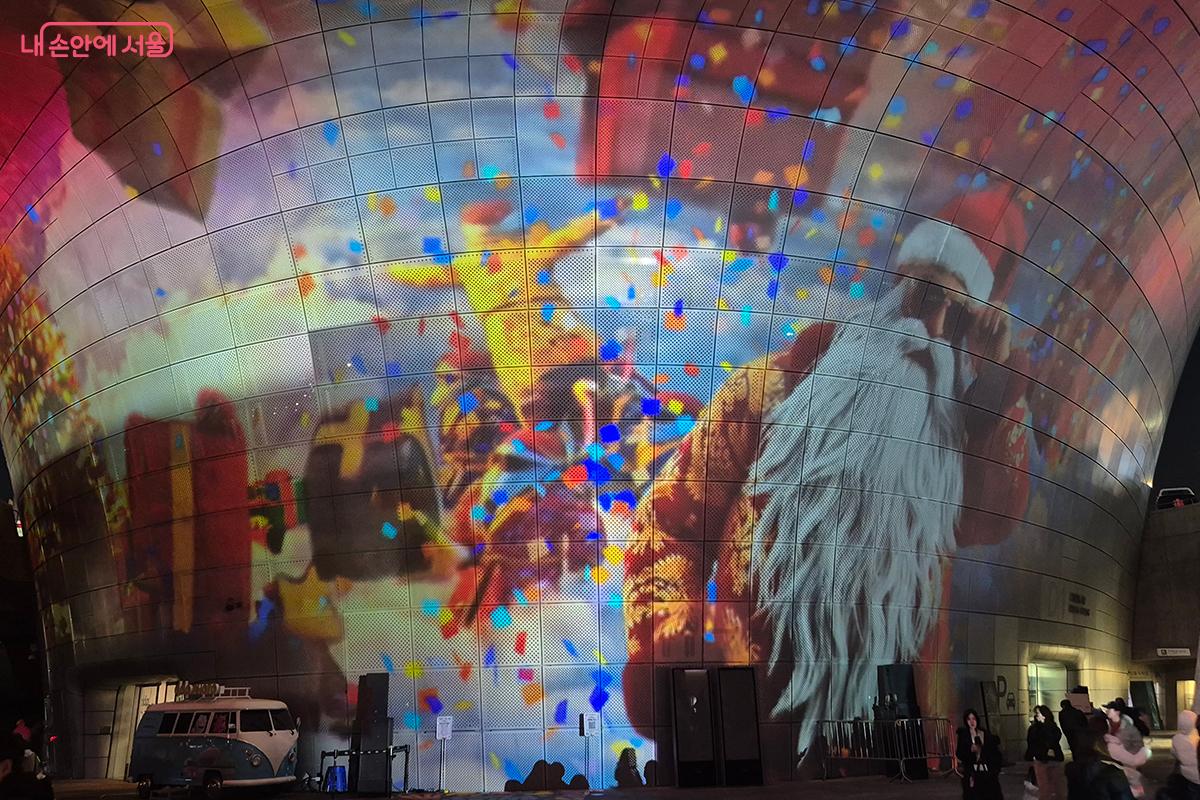 격렬한 비트 속에 디제잉을 하는 산타 할아버지의 영상에 관객들은 박수와 환호성을 보냈다. &copy;정향선