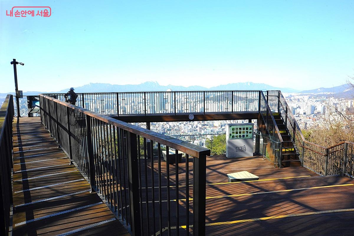 망우문화마당 갈림길에서 오른쪽 길로 걷다 보면 만나는 &lsquo;중랑전망대&rsquo; &copy;조수봉