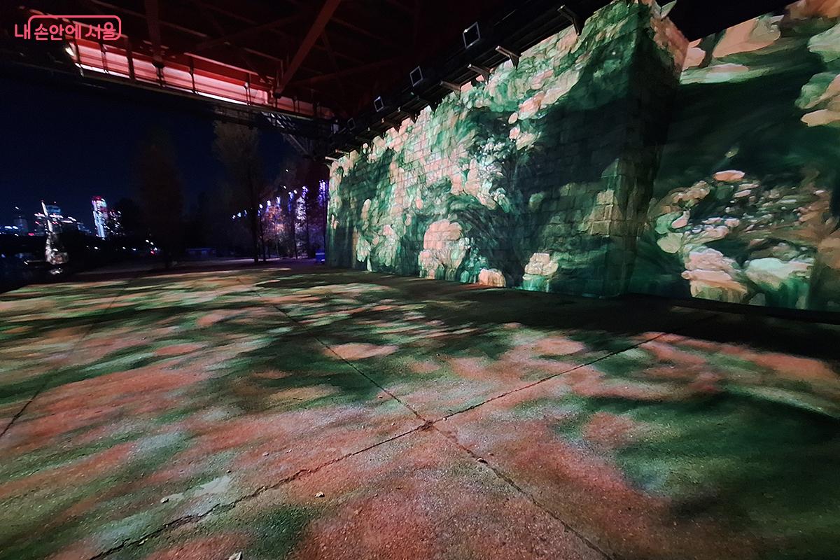 한강대교로 전철이 오갈 때마다 생기는 진동이 화려하고 강렬한 영상을 더욱 돋보이게 한다. ©정향선