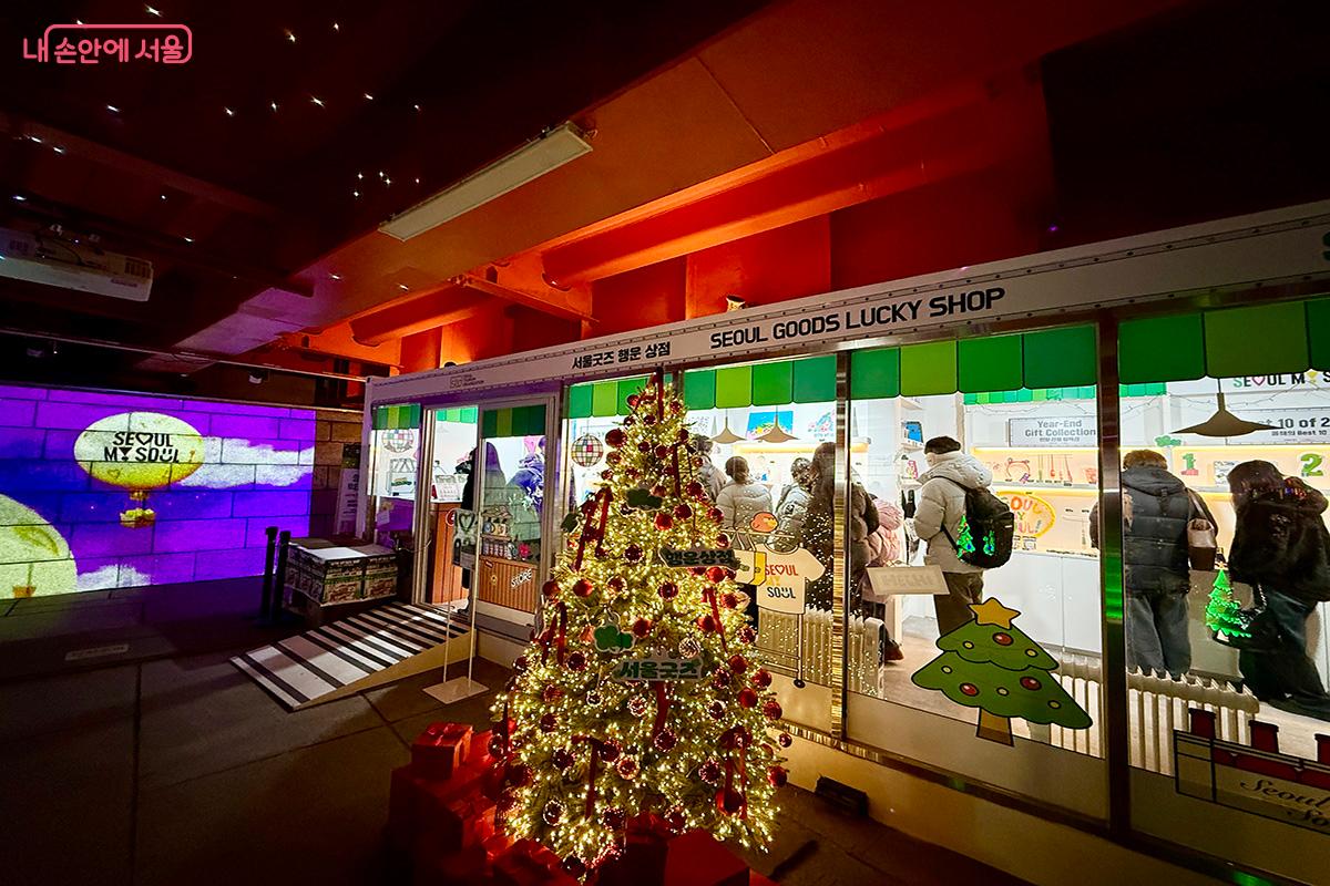 서울 굿즈 행운 상점에서 이벤트가 진행 중이다. &copy;김미정