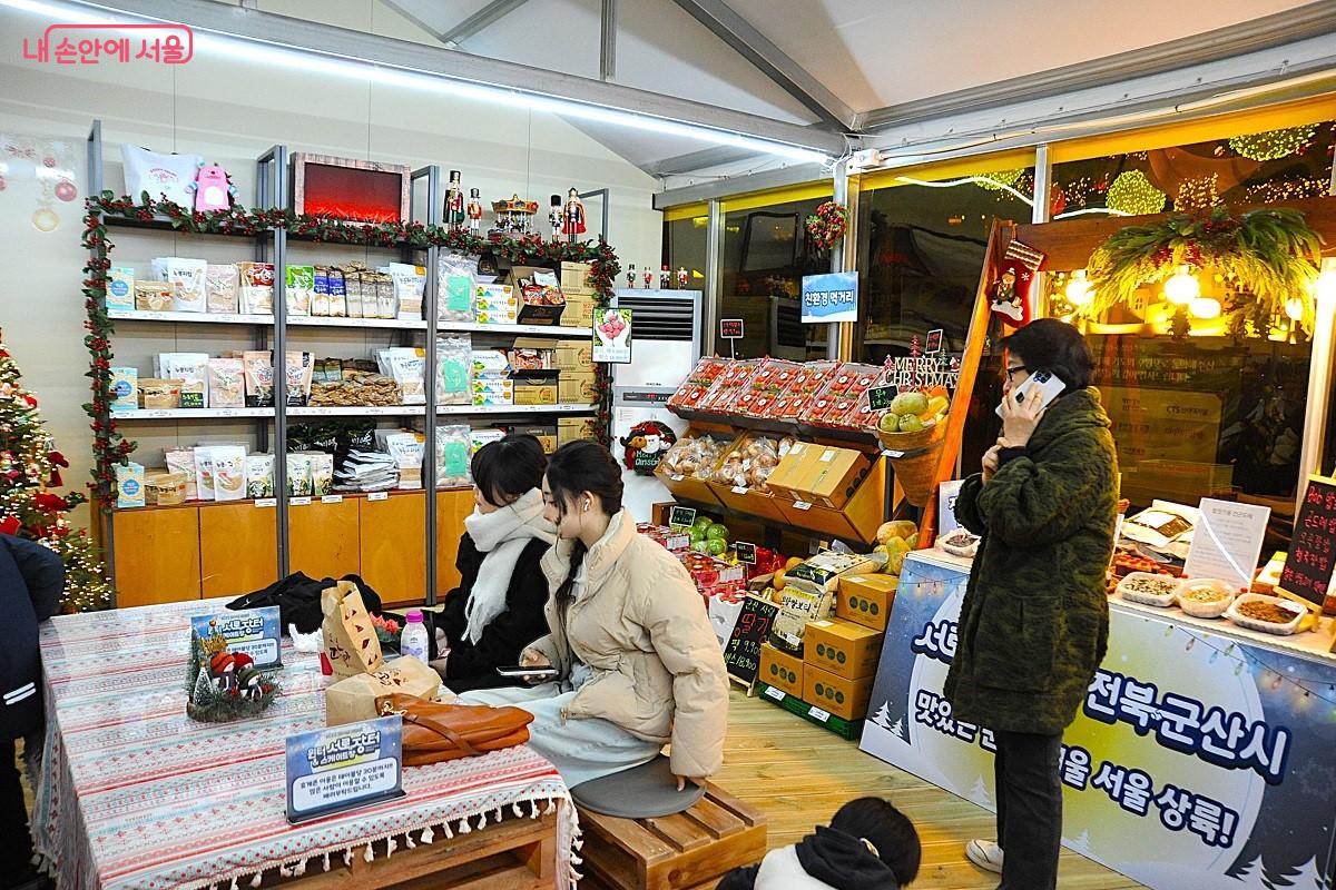 로컬마켓존에는 평일에는 군산 직거래 장터가, 주말에는 전북 14개 시&middot;군의 장터가 번갈아 열린다. &copy;조수봉