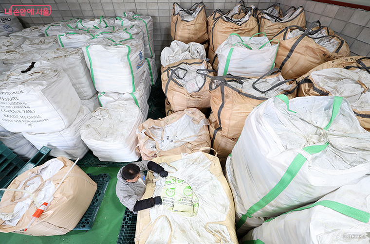 목동제설전진기지에서 염화칼슘 등 제설제를 점검하는 모습