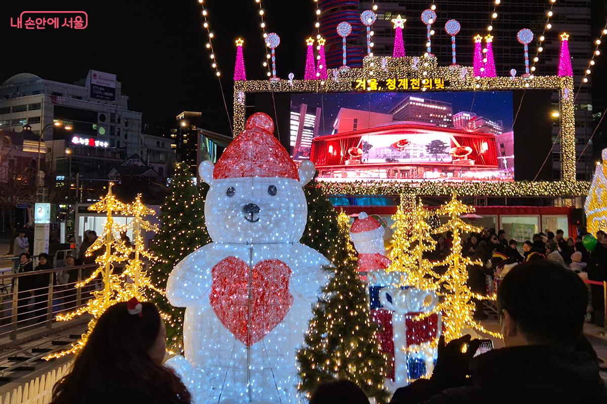 청계광장에는 크리스마스 트리와 곰인형, 썰매 모형 등이 설치되어 크리스마스 분위기를 물씬 풍겼다.